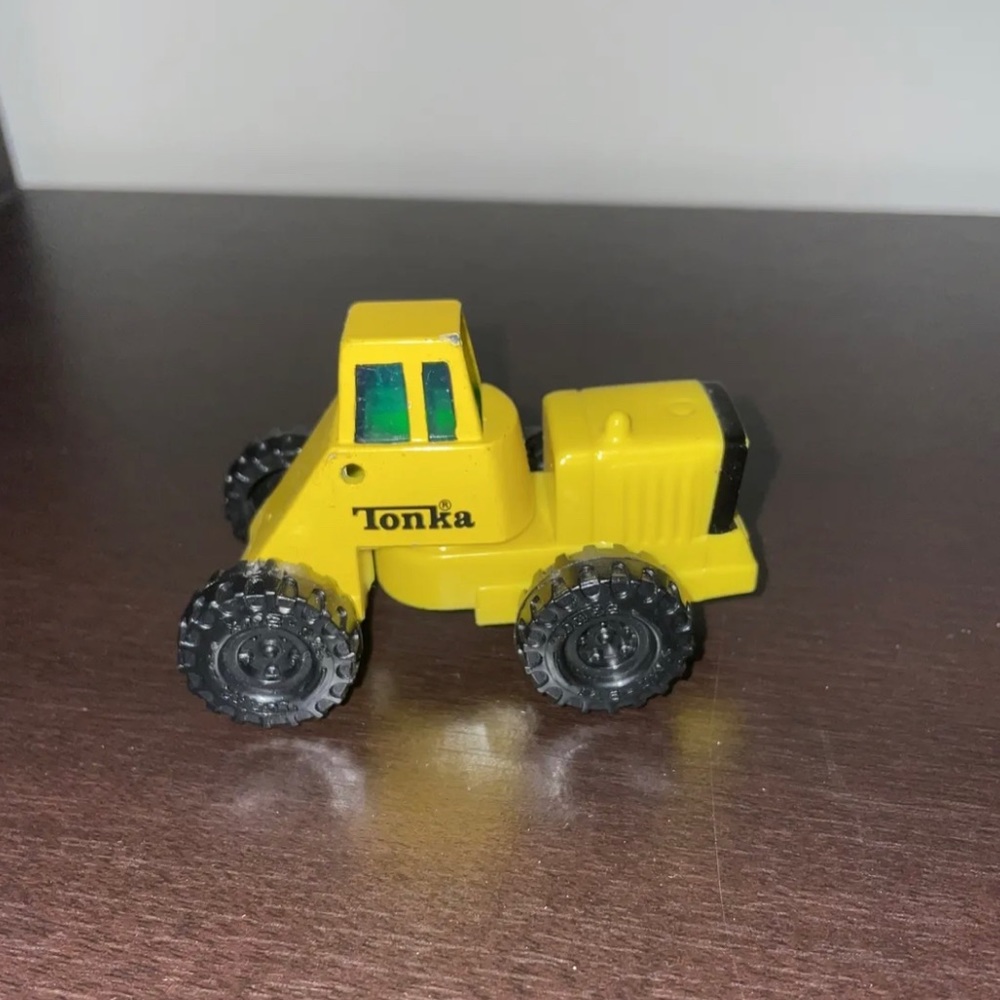1992 Tonka metal / plastic Mini Tractor / Truck construction vehicle yellow.